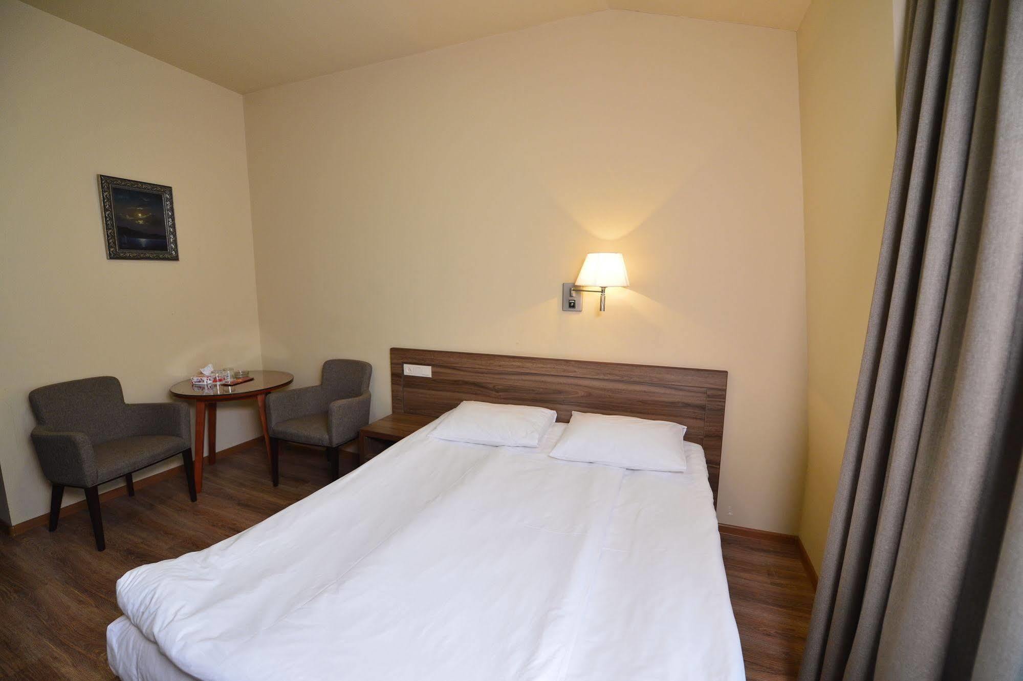 Deluxe Hotel